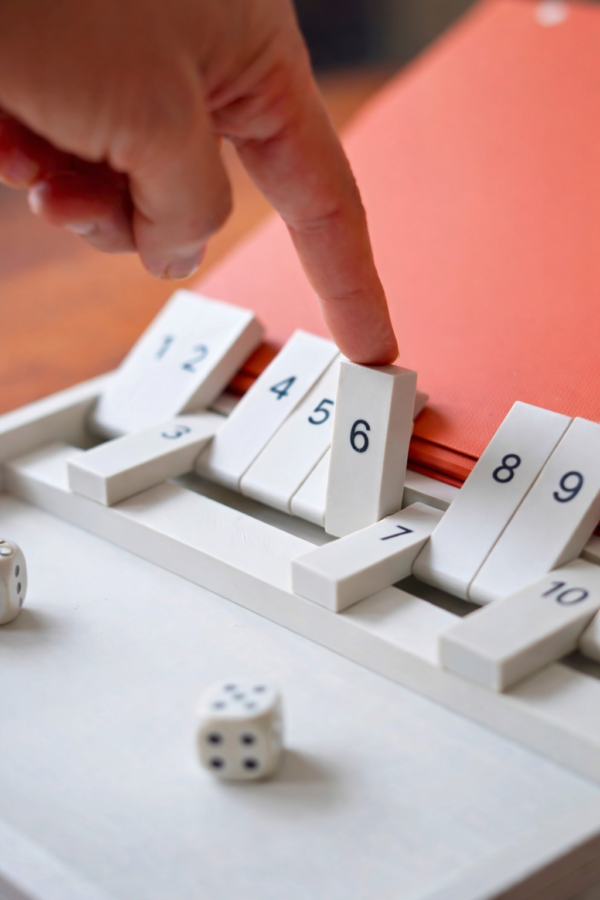 Juego libro "Cierra la caja"